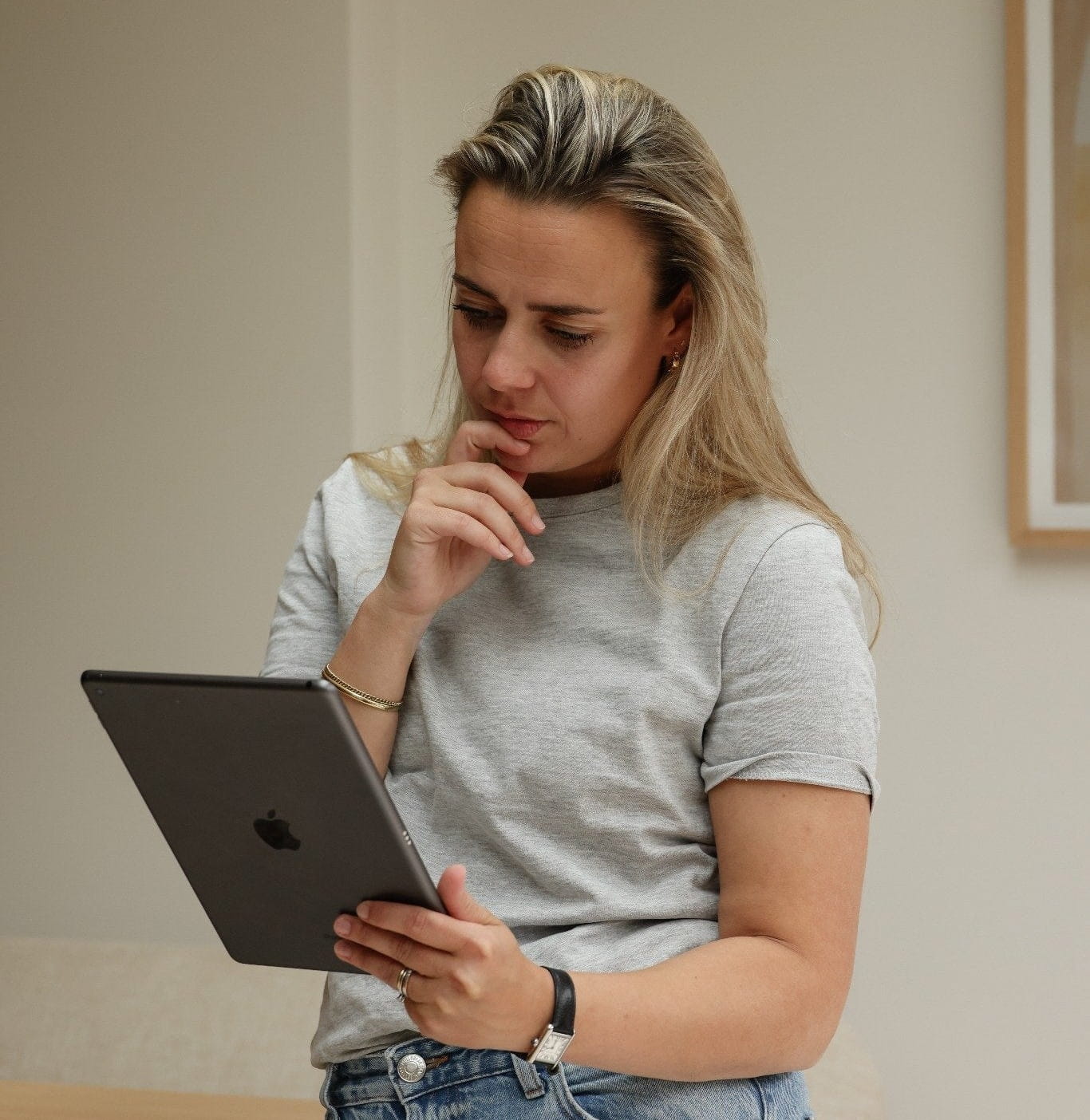Vrouwen praten open over body positivity, rimpels en mentale gezondheid, maar niet over haarverlies.